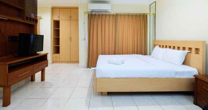 Kamar Tidur Studio Simply Spacious Apartment near Kelapa Gading at City Home By Travelio