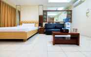 Kamar Tidur 2 Studio Simply Spacious Apartment near Kelapa Gading at City Home By Travelio