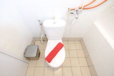 Bilik Mandi dalam Bilik 2BR Apartment with City View at Bassura City By Travelio