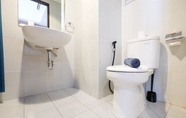 Toilet Kamar 5 Studio Spacious Room Apartment Casa De Parco By Travelio