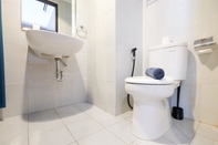 Toilet Kamar Studio Spacious Room Apartment Casa De Parco By Travelio