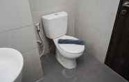 Toilet Kamar 4 Cozy and Warm Studio Bintaro Icon Apartment By Travelio