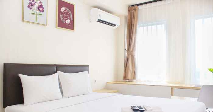 Kamar Tidur Comfortable Studio Apartment near Train Station at Patraland Urbano By Travelio