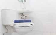 Toilet Kamar 5 Comfortable Studio Apartment near Train Station at Patraland Urbano By Travelio