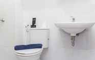 Toilet Kamar 6 Simply and Comfortable Studio Apartment at Patraland Urbano By Travelio