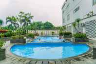 Swimming Pool Cozy Living Studio at Margonda Residence 3 Apartment By Travelio