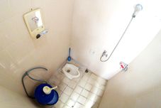 Bilik Mandi dalam Bilik Wirobrajan Street Homestay Jogja
