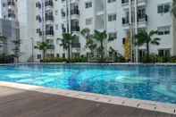 Swimming Pool Comfortable Studio Apartment at Signature Park Grande By Travelio