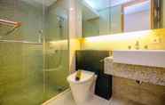 Toilet Kamar 7 Comfy and Exclusive 3BR at The Summit Apartment Kelapa Gading By Travelio