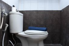 In-room Bathroom Comfort Living 1BR Apartment at Green Pramuka City By Travelio