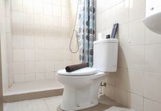 In-room Bathroom 7 Cozy and Chic 2BR at Vida View Apartment By Travelio