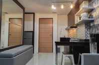 Ruang Umum Cozy and Chic 2BR at Vida View Apartment By Travelio