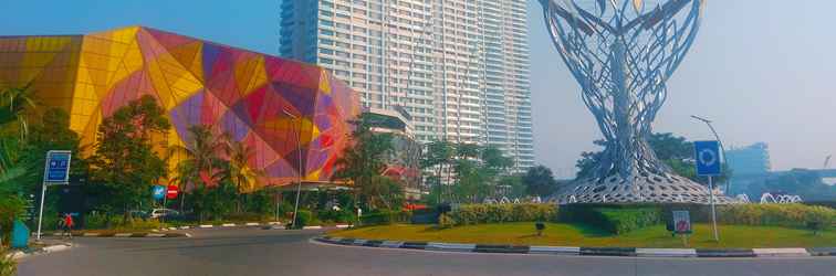 Lobi High Floor Studio near Mall at Grand Kamala Lagoon Apartment By Travelio