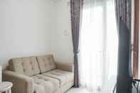 พื้นที่สาธารณะ Comfort 1BR with Study Room at Woodland Park Residence Apartment By Travelio