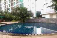 Kolam Renang Comfort 1BR with Study Room at Woodland Park Residence Apartment By Travelio