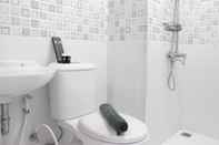 Toilet Kamar Modern and Spacious Studio Room Apartment at Grand Asia Afrika By Travelio