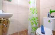 Toilet Kamar 6 Cozy and Warm Studio Apartment Margonda Residence 5 near Campus By Travelio