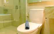 Toilet Kamar 6 Spacious and Comfort 2BR at Gold Coast Apartment By Travelio