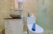 Toilet Kamar 7 Modern 3BR Apartment at Sudirman Park By Travelio