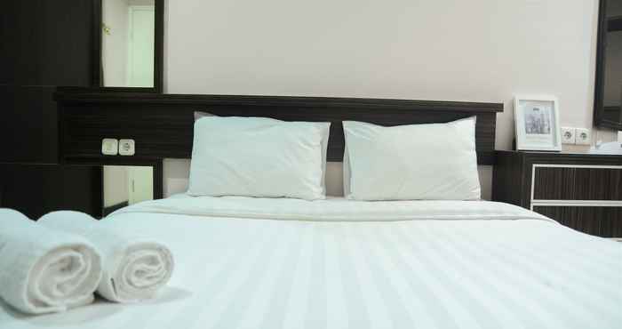 Kamar Tidur Cozy 2BR Apartment at Sudirman Park By Travelio