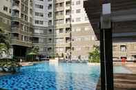 สระว่ายน้ำ Cozy 2BR Apartment at Sudirman Park By Travelio