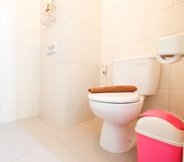 In-room Bathroom 6 Studio Apartment at Signature Park Grande Near MT Haryono By Travelio