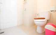 Toilet Kamar 6 Studio Apartment at Signature Park Grande Near MT Haryono By Travelio