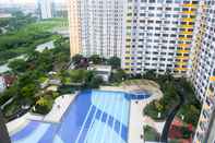 สระว่ายน้ำ Best Deal Studio Apartment near Mall at The Springlake Summarecon By Travelio