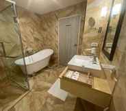 In-room Bathroom 6 Le Cannes Hotel