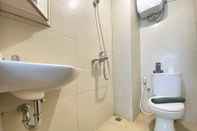 Toilet Kamar Cozy and Modern Studio Room at Gateway Pasteur Apartment By Travelio