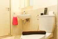 Toilet Kamar Comfortable 2BR Apartment with Study Room at Meikarta By Travelio