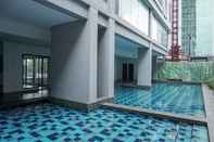 Kolam Renang Cozy and Warm 3BR Apartment at The Royal Olive Residence By Travelio