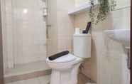 Toilet Kamar 7 Comfort 2BR at Vida View Makassar Apartment By Travelio