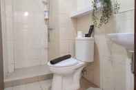 Toilet Kamar Comfort 2BR at Vida View Makassar Apartment By Travelio