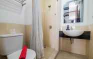 In-room Bathroom 4 Tidy and Cozy Studio Apartment Mangga Dua Residence By Travelio