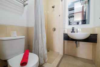 In-room Bathroom 4 Tidy and Cozy Studio Apartment Mangga Dua Residence By Travelio