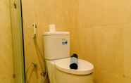 Toilet Kamar 7 Comfy and Elegant 3BR at Sudirman Suites Apartment By Travelio