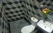 Toilet Kamar 4 Rion Hostel Bogor