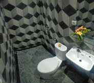 In-room Bathroom 4 Rion Hostel Bogor