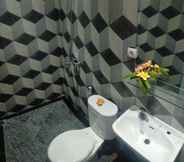 In-room Bathroom 5 Rion Hostel Bogor