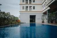 Swimming Pool Tamansari Mahogany Apartement by WGspace