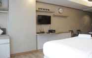 Ruang untuk Umum 2 Spacious and Comfortable Studio Apartment at Tamansari La Grande by Travelio