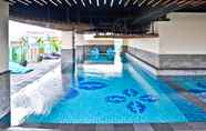 สระว่ายน้ำ 7 Spacious and Comfortable Studio Apartment at Tamansari La Grande by Travelio
