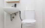 Toilet Kamar 6 Nice and Elegant Studio at Tamansari Semanggi Apartment By Travelio