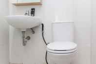 Toilet Kamar Nice and Elegant Studio at Tamansari Semanggi Apartment By Travelio