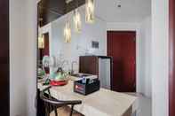 Ruang Umum Homey and Scenic Studio Apartement at Mangga Dua Residence By Travelio