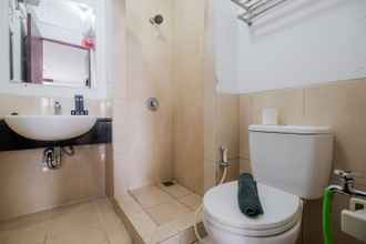 Toilet Kamar 4 Homey and Scenic Studio Apartement at Mangga Dua Residence By Travelio