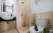 Bilik Mandi dalam Bilik 4 Homey and Scenic Studio Apartement at Mangga Dua Residence By Travelio