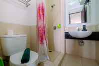 Toilet Kamar Homey and Comfort Studio Apartment at Mangga Dua Residence By Travelio