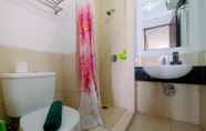 Toilet Kamar 5 Homey and Comfort Studio Apartment at Mangga Dua Residence By Travelio